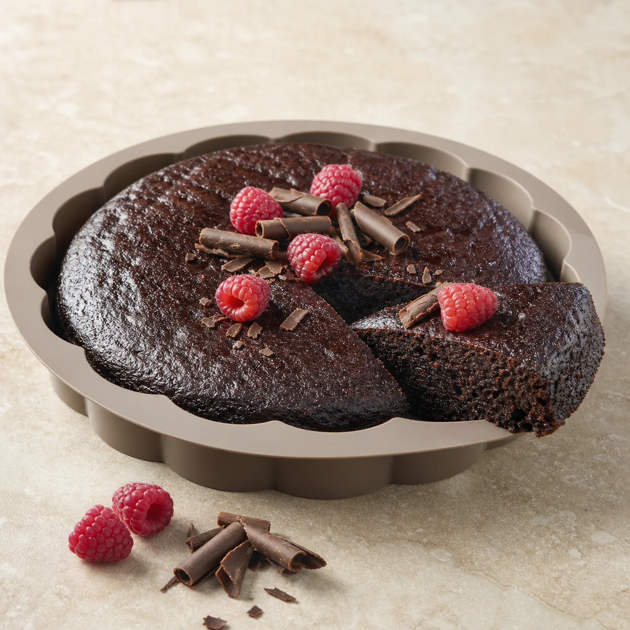 Fondant au chocolat sans œufs avec une part coupée